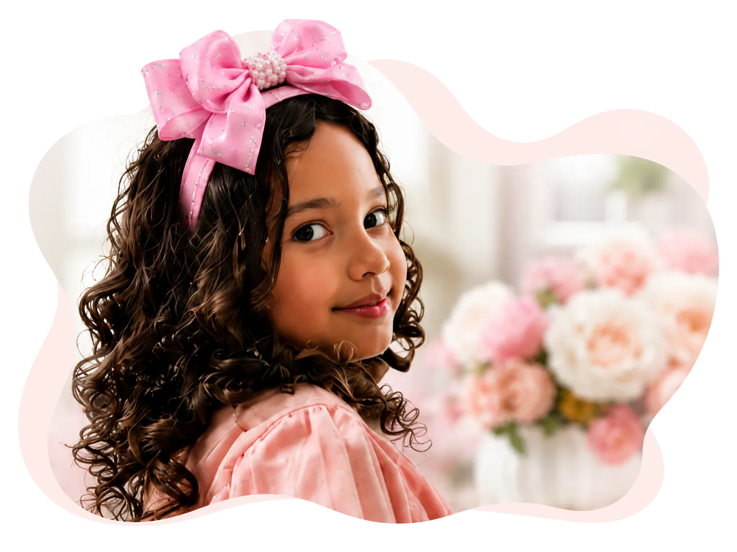 Menina usando um grande laço rosa artesanal