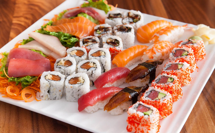 Sushis variados em tábua de madeira